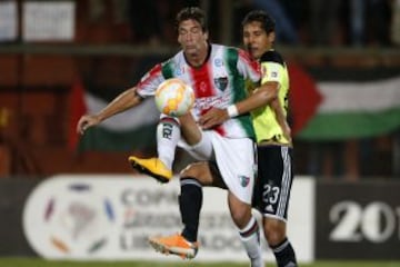 Diego Chavez aguanta la marca de Dustin Valdez.