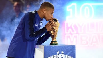El delantero francés del PSG, Kylian Mbaooé, con la Copa del Mundo.