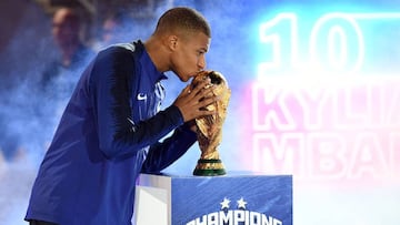 El delantero franc&eacute;s del PSG, Kylian Mbaoo&eacute;, con la Copa del Mundo.