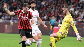 Milan (Italy), 05/04/2025.- AC Milans forward Santiago Gimenez (L) is challenged for the ball by Fiorentinas goalkeeper Davis De Gea during the Italian Serie A soccer match between AC Milan and Fiorentina at the Giuseppe Meazza stadium in Milan, Italy, 05 April 2025. (Italia) EFE/EPA/Daniel Dal Zennaro