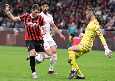 Santiago Giménez aprovecha lo poco que le da el AC Milan