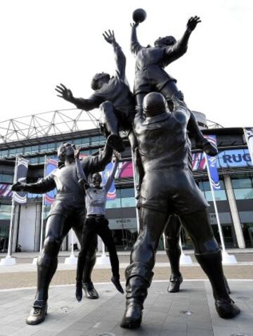 Estatua en la inmediaciones del Twickenham Stadium, en Londres.