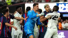 Los jugadores de Madrid y Barça se enzarzaron en una pelea antes del descanso por una entrada de Jordi Alba a Vinicius.