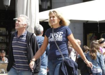 Los seguidores del Chelsea inundaron las calles del centro de Madrid, disfrutando del buen tiempo.