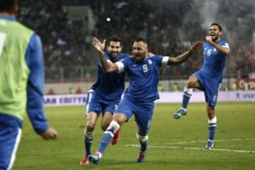 Partido de ida Grecia-Rumania. 3-1 Mitroglou celebra el tercer gol.