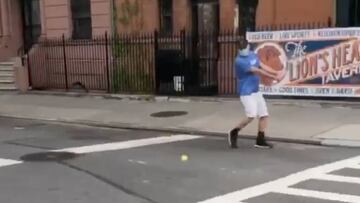 Insensatez total: juega al tenis en la calle en plena cuarentena