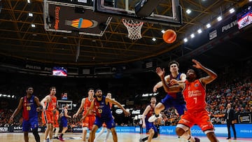 Juan Núñez, base del Barcelona, y Chris Jones, del Valencia, luchan por un rebote en el partido de la jornada 20 de la Liga Endesa.