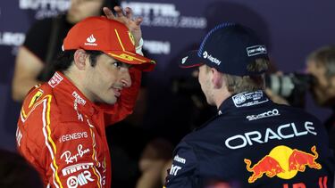 Sakhir (Bahrain), 02/03/2024.- Third placed Scuderia Ferrari driver Carlos Sainz Jr. of Spain shakes hands with Dutch driver Max Verstappen of Red Bull Racing after the Formula One Bahrain Grand Prix, at Bahrain International Circuit in Sakhir, Bahrain, 02 March 2024. (Fórmula Uno, Bahrein, España) EFE/EPA/ALI HAIDER