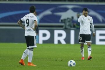 Decepción de los jugadores del Valencia después del gol de Kums.