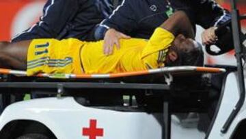 <b>RECAÍDA.</b> El veterano delantero del Chelsea Didier Drogba recayó de la lesión de rodilla que le había obligado a perderse el inicio de la temporada durante el partido de Liga de Campeones ante el CFR Cluj y podría perderse los próximos meses de competición.