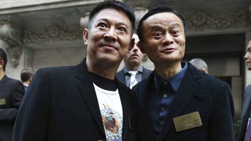 El fundador y director ejecutivo de Ali Baba, Jack Ma posa junto al actor chino Jet Li.