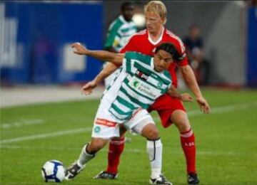 8 futbolistas nacionales vistieron la camiseta suiza: Fabián Estay, Hugo Rubio, Iván Zamorano, Julio López, Leonel Herrera Silva, Mario Cáceres (en la foto), Patricio Mardones, Richard Zambrano.