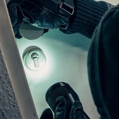 Un cerrajero revela el truco más usado de los ladrones para entrar en las casas en verano: “Van arriba”