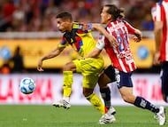 AME5367. GUADALAJARA (MÉXICO), 14/02/2026.- Fernando González (d) de Guadalajara disputa el balón con Jonathan Dos Santos de América este sábado, en un partido de la Liga MX entre Guadalajara y América disputado en el Estadio Akron, en Guadalajara (México). EFE/ Francisco Guasco