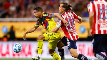 AME5367. GUADALAJARA (MÉXICO), 14/02/2026.- Fernando González (d) de Guadalajara disputa el balón con Jonathan Dos Santos de América este sábado, en un partido de la Liga MX entre Guadalajara y América disputado en el Estadio Akron, en Guadalajara (México). EFE/ Francisco Guasco