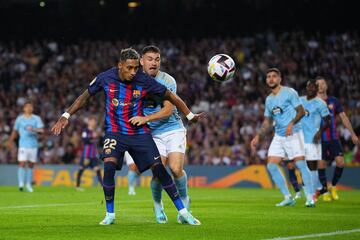 Raphinha y Javi Galán.