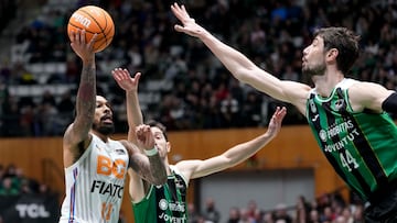 Los jugadores del Joventut Cameron Sam Guillem Vives (c) y Ante Tomic (d) ante Otis Livingston II (i), del Basquet Girona, durante el partido correspondiente a la 16 jornada de la fase regular de la Liga Endesa disputado este domingo en Badalona.