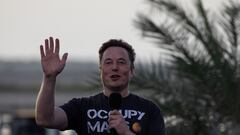 FILE PHOTO: SpaceX Chief Engineer Elon Musk gestures during a joint news conference with T-Mobile CEO Mike Sievert at the SpaceX Starbase, in Brownsville, Texas, U.S., August 25, 2022. REUTERS/Adrees Latif/File Photo