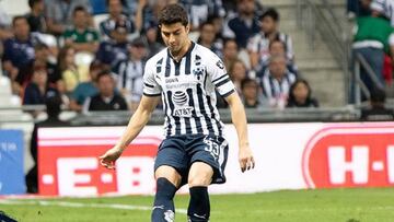 Stefan Medina durante un partido con Rayados de Monterrey.