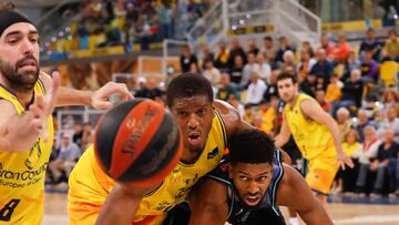 GRAFCAN4079. LAS PALMAS DE GRAN CANARIA, 27/12/2022.- Los jugadores del Gran Canaria Vitor Benite (i) y Damien Inglis (c) y el del Valencia Basket Kyle Alexander (d) durante el partido de la jornada 13 de la liga Endesa que ambos equipos disputaron este martes en el Gran Canaria Arena, en Las Palmas de Gran Canaria. EFE/ Elvira Urquijo A.