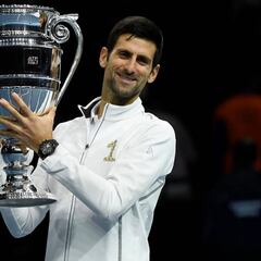 Djokovic recibe el trofeo de número uno y va a por Federer