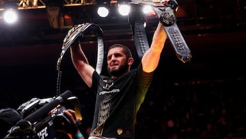 Islam Makhachev con sus dos cinturones.