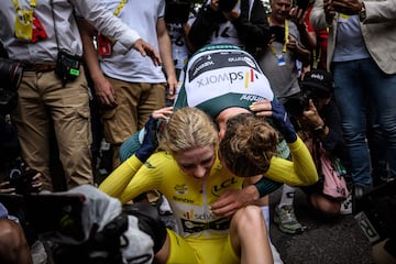 Demi Vollering, felicitada por su compañera Lotte Kopecky tras conquistar el Tour de Francia.