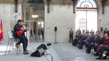 La genial reacción de Felipe y Letizia cuando Estopa les canta ‘Como Camarón' en la cara