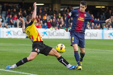 El andaluz tuvo una breve etapa en el Barcelona B, pero no se consolidó en el primer equipo. Su formación futbolística comenzó en la cantera del Sevilla, donde destacó como mediocampista ofensivo antes de ser fichado por el Liverpool en 2013.
Tras su paso por el fútbol inglés, jugó cedido en el Málaga y el Deportivo de La Coruña antes de encontrar estabilidad en la Lazio, donde ha sido una pieza clave durante varias temporadas. En el verano de 2024, dejó el fútbol europeo para fichar por el Al-Duhail SC de Qatar.