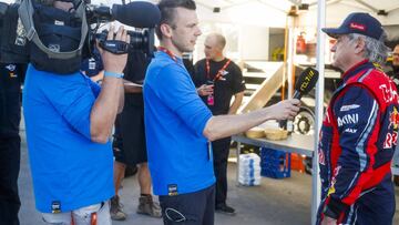 Carlos Sainz hablando con la prensa en Arabia.