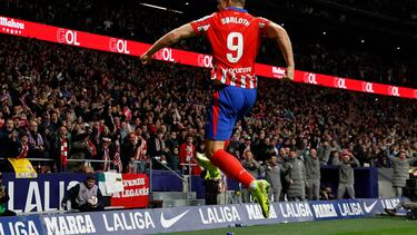 Atletico Madrid's Norwegian forward #09 Alexander Sorloth celebrates with teammates scoring his team's second goal during the Spanish league football match between Club Atletico de Madrid and Deportivo Alaves at the Metropolitano stadium in Madrid on November 23, 2024. (Photo by OSCAR DEL POZO / AFP)