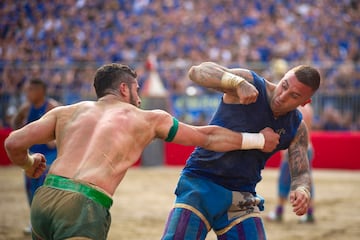 Participan cuatro equipos, cada uno representando a un barrio hist¨®rico de Florencia y distintivos por un color: Azzurri (Azules) de Santa Croce, Bianchi (Blancos) de Santo Spirito, Rossi (Rojos) de Santa Maria Novella y Verdi (Verdes) de San Giovanni.