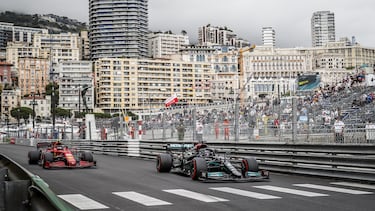 Lewis Hamilton y Carlos Sainz, en el GP de Mónaco de 2021.