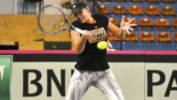 La tenista hispanovenezolana Garbi&ntilde;e Muguruza entrenando antes de la eliminatoria ante Ruman&iacute;a.