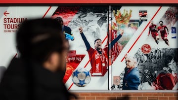 Un aficionado del Liverpool observa un mural en los alrededores de Anfield.