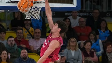 El alero del Lleida Oriol Paulí (i) anota ante Nico Brussino, del Gran Canaria, durante el partido de la Liga Endesa de baloncesto que Dreamland Gran Canaria y Força Lleida disputan este sábado en el Gran Canaria Arena.