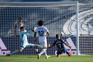 Real Madrid 3-1 Huesca | Ferreriro recort¨® distancias. Recibi¨® en el segundo palo un buen centro de Rafa Mir desde la izquierda y remat¨® a bocajarro totalmente solo para batir a Courtois.