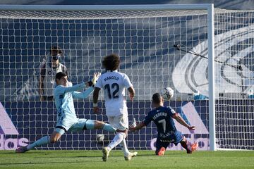 Real Madrid 3-1 Huesca | Ferreriro recortó distancias. Recibió en el segundo palo un buen centro de Rafa Mir desde la izquierda y remató a bocajarro totalmente solo para batir a Courtois.