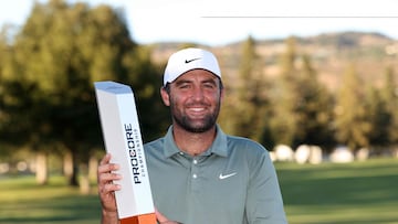 NAPA, CALIFORNIA - SEPTEMBER 14: Scottie Scheffler of the United States poses with the trophy after his winning round on the 18th hole during the final round of the Procore Championship 2025 at Silverado Resort and Spa on September 14, 2025 in Napa, California. Mike Mulholland/Getty Images/AFP (Photo by Mike Mulholland / GETTY IMAGES NORTH AMERICA / Getty Images via AFP)