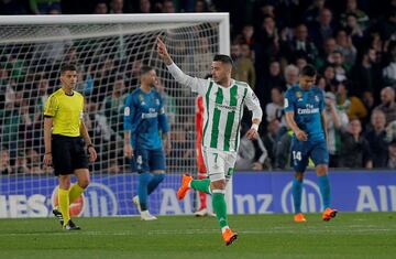 Sergio León celebrates scoring their third goal. 3-4