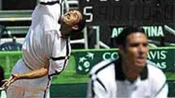 <b>DESAFORTUNADOS.</B> Ni Costa ni Corretja fueron capaces de asegurar los puntos con su servicio.