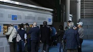 <b>POCA AFLUENCIA. </b>Éste era el aspecto de las taquillas del Bernabéu, ayer a las 17:00 horas.