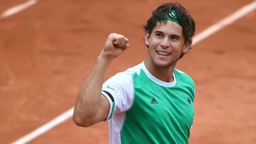 Dominic Thiem celebra su victoria ante Novak Djokovic en los cuartos de final de Roland Garros.