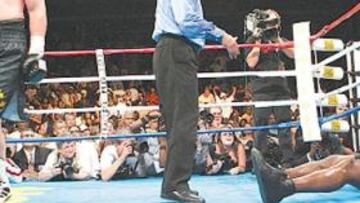 <b>TRISTE FINAL. </b>McBride se va a su rincón y Joe Cortez, árbitro del combate, cuenta a un hundido Tyson.