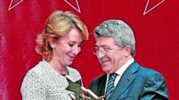 <b>GALARDÓN. </b>Esperanza Aguirré entregó a Enrique Cerezo el premio Siete Estrellas del deporte madrileño en la categoría de fomento de valores por el trabajo que viene efectuando la Fundación Rojiblanca.