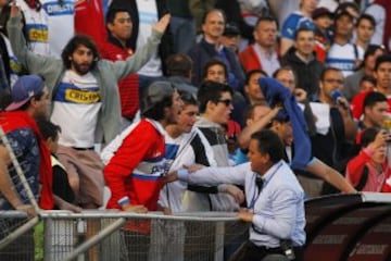 Hincha del  Universidad Catolica agreden a guardias de seguridad en el partido disputado en el estadio San Carlos de Apoquindo de Santiago, Chile.