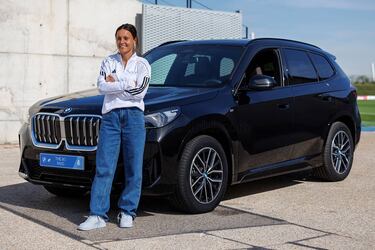La futbolista australiana eligió el BMW iX1 xDrive30 valorado en 56.400 euros.
