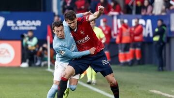 Manquillo pugna con Budimir por el bal¨®n durante el partido disputado entre Osasuna y Celta en El Sadar.