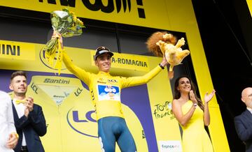 El ciclista francés del equipo dsm-Firmenich PostNL, Romain Bardet, celebra en el podio con el maillot amarillo de líder general después de la primera etapa de la 111ª edición de la carrera ciclista del Tour de Francia.

