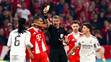 MUNICH (Germany), 15/04/2026.- Referee Slavko Vincic (C) shows yellow card to Eduardo Camavinga (L) of Real Madrid during the UEFA Champions League quarter-finals, 2nd leg match FC Bayern Munich against Real Madrid, in Munich, Germany, 15 April 2026. (Liga de Campeones, Alemania) EFE/EPA/ANNA SZILAGYI